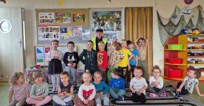 Przedszkolaki uczą się bezpiecznego poruszania po drogach