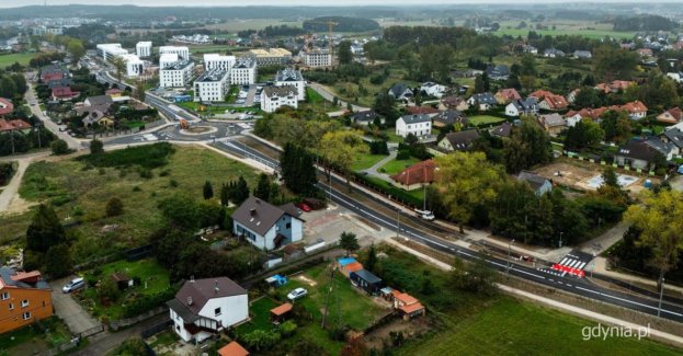15 października 2026 r. o godz. 4.00 na ponad dwukilometrowym odcinku ulicy Wiczlińskiej w Gdyni, od Szkoły Podstawowej nr 37 do rejonu stacji gazowej, wróci ruch samochodowy i komunikacja miejska. Piesi będą mogli korzystać z chodników po obu stronach ulicy, a rowerzyści i użytkownicy hulajnóg – z drogi dla rowerów.