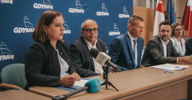 W Gdyni miasto podpisało umowy z Bauer Media Outdoor Poland Sp. z o.o. i AMS S.A. na budowę 260 wiat przystankowych oraz 14 wolnostojących posterów reklamowych. Partnerzy mają 18 miesięcy na realizację, a po zakończeniu budowy będą utrzymywać i eksploatować infrastrukturę przez 15 lat.